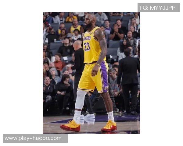 詹姆斯今日穿搭展示肯塔基大学LeBron23PE再掀篮球潮流热潮