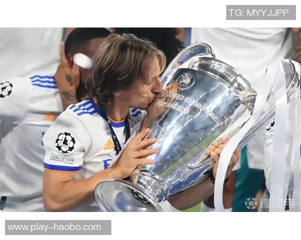 罗马诺社媒分享与金球奖得主莫德里奇合影共庆2026年新年时刻